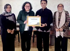 Kepala ARC USK Memperoleh Penghargaan Atsiri Nasional dari Kemenperin