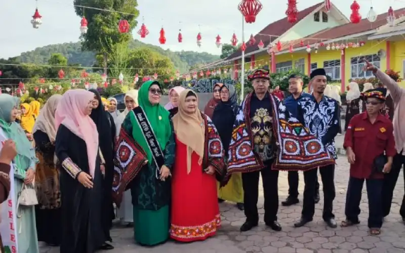 Pemkab Bener Meriah Langsungkan Prosesi Menyerahen Anak Ku Tengku Guru 