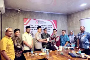 Wakil Ketua Komisi II DPR RI Zulfikar Arse Menerima Souvenir Parfum Nilam Aceh 