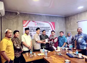 Wakil Ketua Komisi II DPR RI Zulfikar Arse Menerima Souvenir Parfum Nilam Aceh 