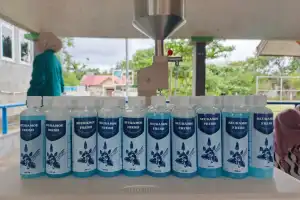 Dosen dan Mahasiswa USK Latih Warga Pango Deah Buat Sabun Pembersih Lantai Berbahan Minyak Nilam dan Sereh