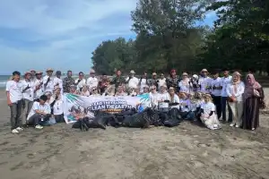 Harbour Energy Gelar Leadership Training dan Aksi Bersih Pantai