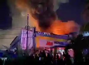 Dua Petugas Damkar Dilarikan ke RS Saat Kebakaran Mall di Banda Aceh