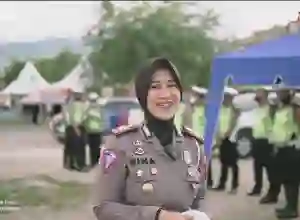 Sambil Membagi Takjil Berikan Edukasi Keselamatan Berkendaraan Dengan Persuasif