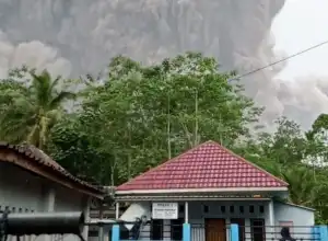 Erupsi, Warga Seputaran Gunung Semeru Mulai Mengungsi