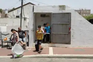 Warga Israel Mulai Keluar dari Tempat Perlindungan