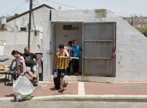 Warga Israel Mulai Keluar dari Tempat Perlindungan