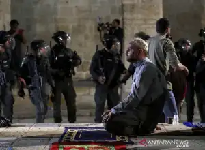 Polisi Israel, Warga Palestina Bentrok di Masjid Al-Aqsa Yerusalem