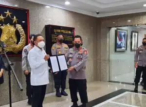 Kapolri Serahkan Izin Liga 1 dan Liga 2 ke Menpora