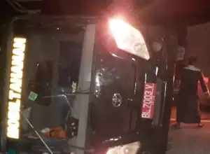 Mobil Tahanan Terbalik, Sopir dan ASN Kejari Nagan Raya Terluka