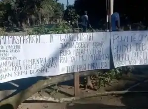 Protes ke Bupati, Ratusan Warga Nagan Raya Blokir Jalan Desa
