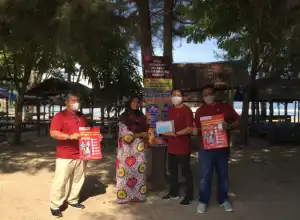 FK IJK dan OJK Aceh Bagikan 4.000 Masker di Lokasi Wisata