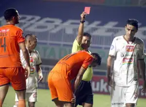 Komite Wasit PSSI Sorot Enam Kekeliruan Wasit-Hakim Garis Liga 1 dan 2