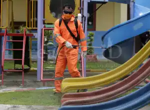 Foto Feature: Sterilisasi Sekolah Untuk Menekan Kasus COVID-19.