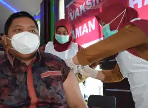 Ketua DPRK Subulussalam Pertama Disuntik Vaksin
