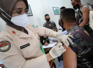 Foto Feature: Vaksinasi Prajurit TNI