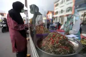 Foto Feature: Berburu Takjil Menjelang Berbuka Puasa