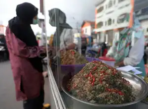 Foto Feature: Berburu Takjil Menjelang Berbuka Puasa