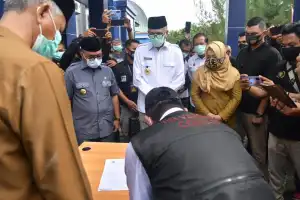 Gubernur Antar Vaksin Sinovac ke Simeulue Pakai Kapal Aceh Hebat