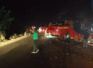 Tak Habis Menikung, Truk Barang Seruduk Bus Penumpang di Aceh Timur