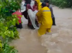 Banjir di Kecamatan Lhoong, Seorang Nenek Hilang Terseret Arus