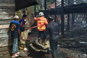 2 Unit Rumah Berkonstruksi Kayu Terbakar Aceh Besar