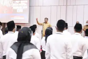 Serahkan SK Non PNS, Kadisdik Aceh Minta Tingkatkan Profesionalisme Kerja