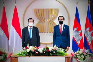 Jokowi, Hun Sen Hold Bilateral Talks Following ASEAN Summit