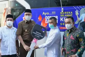 Pemerintah Serahkan Mobil Donor Darah untuk PMI Banda Aceh
