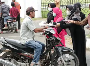 Semarak Ramadan, SMK di Banda Aceh Bagi-bagi Takjil