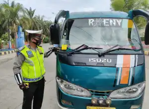 Polisi Tempel Stiker Khusus Kendaraan yang Masuk ke Aceh