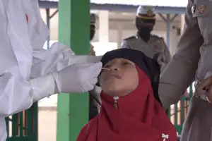 Lacak Corona Hingga ke Dayah, Dit Lantas Polda Aceh Swab Antigen Santri