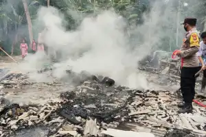 Satu Unit Rumah Ludes Terbakar, Warga Padamkan Api dengan Alat Seadanya
