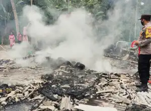 Satu Unit Rumah Ludes Terbakar, Warga Padamkan Api dengan Alat Seadanya