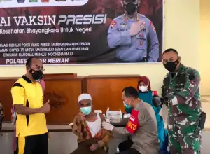 Ayah Angkat Presiden Jokowi Ikut Vaksinasi di Polres Bener Meriah