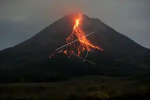 Gunung Merapu Meluncurkan Lava Pijar Sejauh 1.400 Meter
