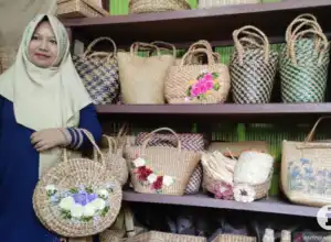 Berhenti Jadi Guru Honor, Siti Untung Puluhan Juta dari Eceng Gondok