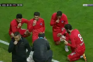 Baru 10 Menit Bermain, Pemain Bola di Turki Buka Puasa di Lapangan