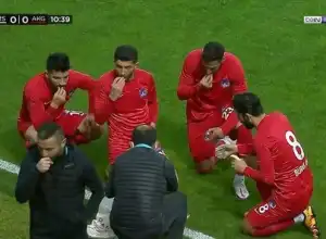 Baru 10 Menit Bermain, Pemain Bola di Turki Buka Puasa di Lapangan