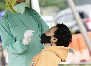 Kemendagri Bakal Turunkan Harga Tes PCR