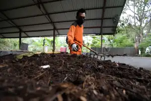 Foto Feature: Pengolahan Sampah Organik Menjadi Kompos