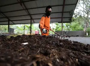 Foto Feature: Pengolahan Sampah Organik Menjadi Kompos