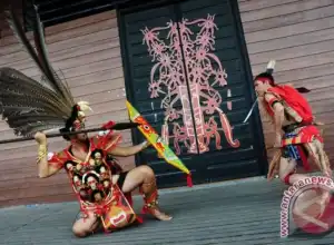 Suku Dayak Taman di Kapuas Hulu Revisi Hukum Adat