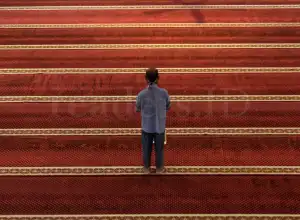 Foto Feature: Suasana Beribadah di Masjid Oman