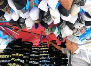Foto Feature: Penjualan Aksesoris Ramadan Anjlok