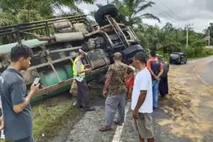 Truk Tangki Terbalik di Nagan Raya Aceh, CPO Tumpah di Jalan