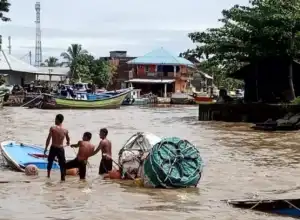 Dua Nelayan Aceh Barat Selamat Setelah Kapalnya Ditabrak di Laut
