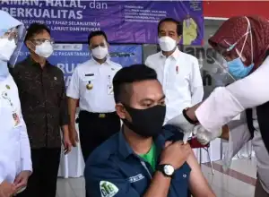 Jokowi Sidak Vaksinasi Massal di Pasar Tanah Abang