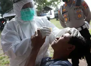 RSUDZA Latih Dokter Umum Periksa Swab Pangkas Antrean