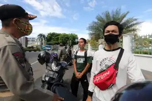 Jangan Buka Masker Walau Hanya Semenit Demi Foto Bersama